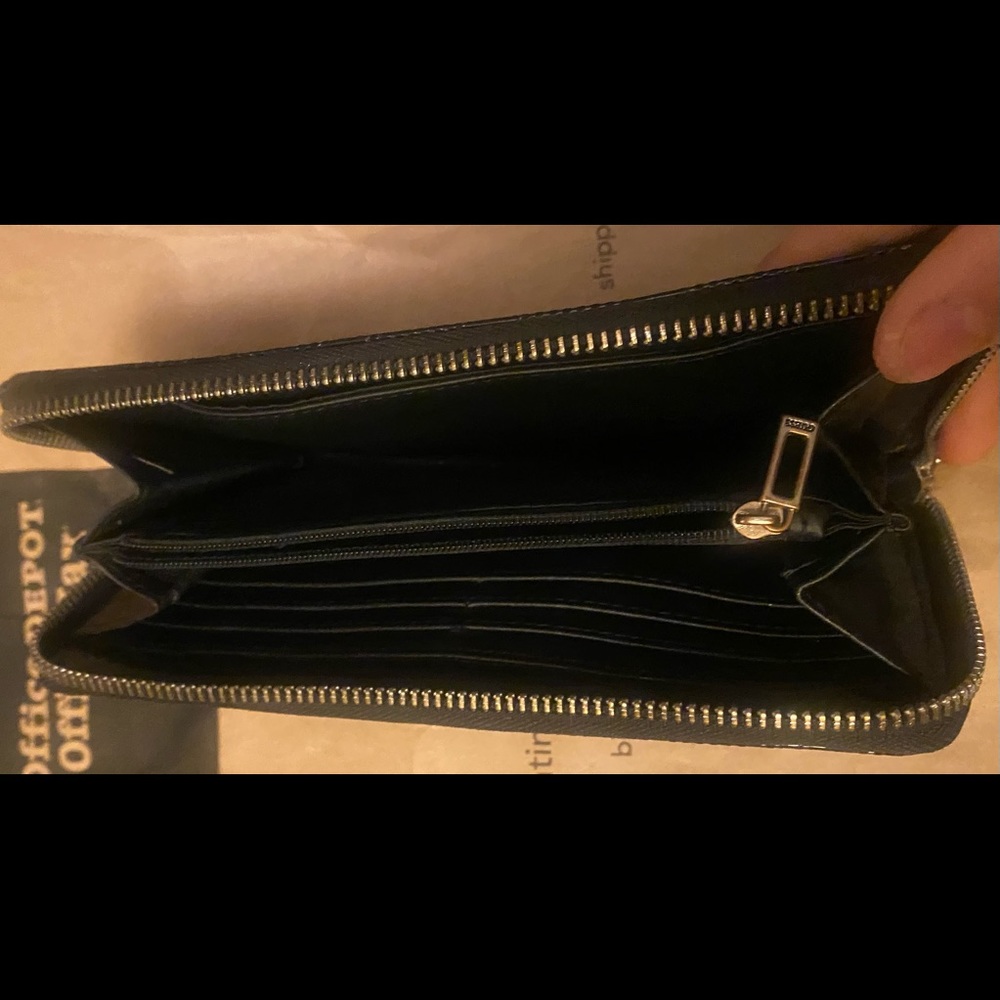 guess wallet